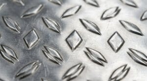 Cận cảnh bề mặt tấm inox dập gân chống trượt 304 vân quả trám và lá me - Inox HaVi