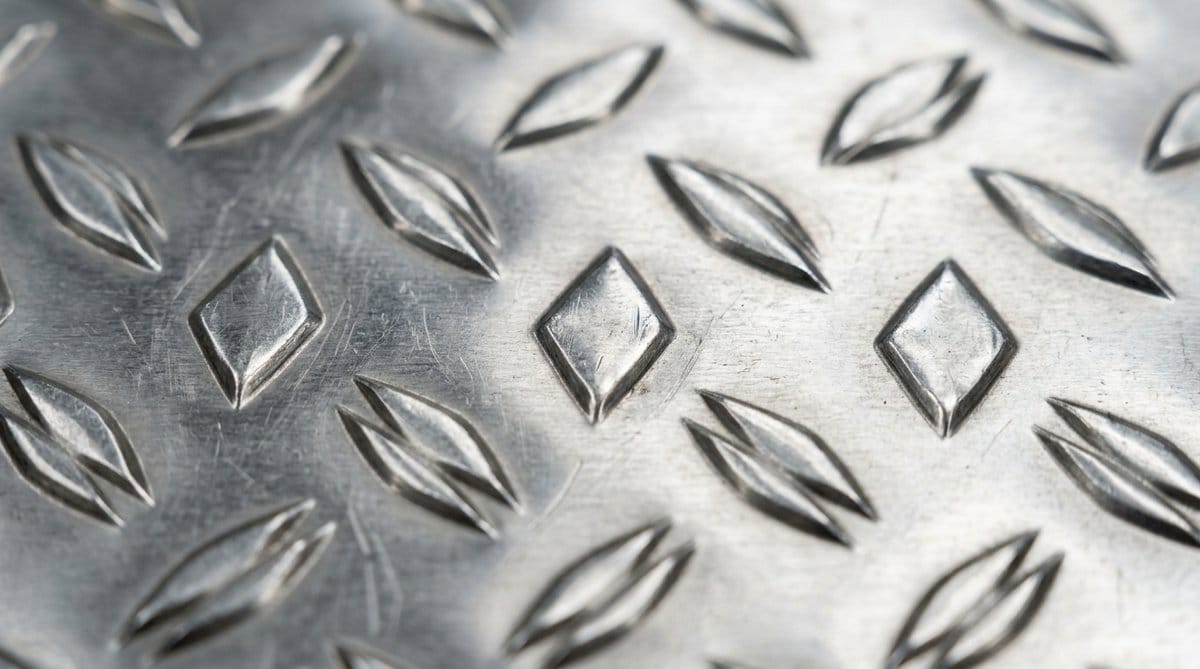 TIN TỨC 2 Cận cảnh bề mặt tấm inox dập gân chống trượt 304 vân quả trám và lá me - Inox HaVi